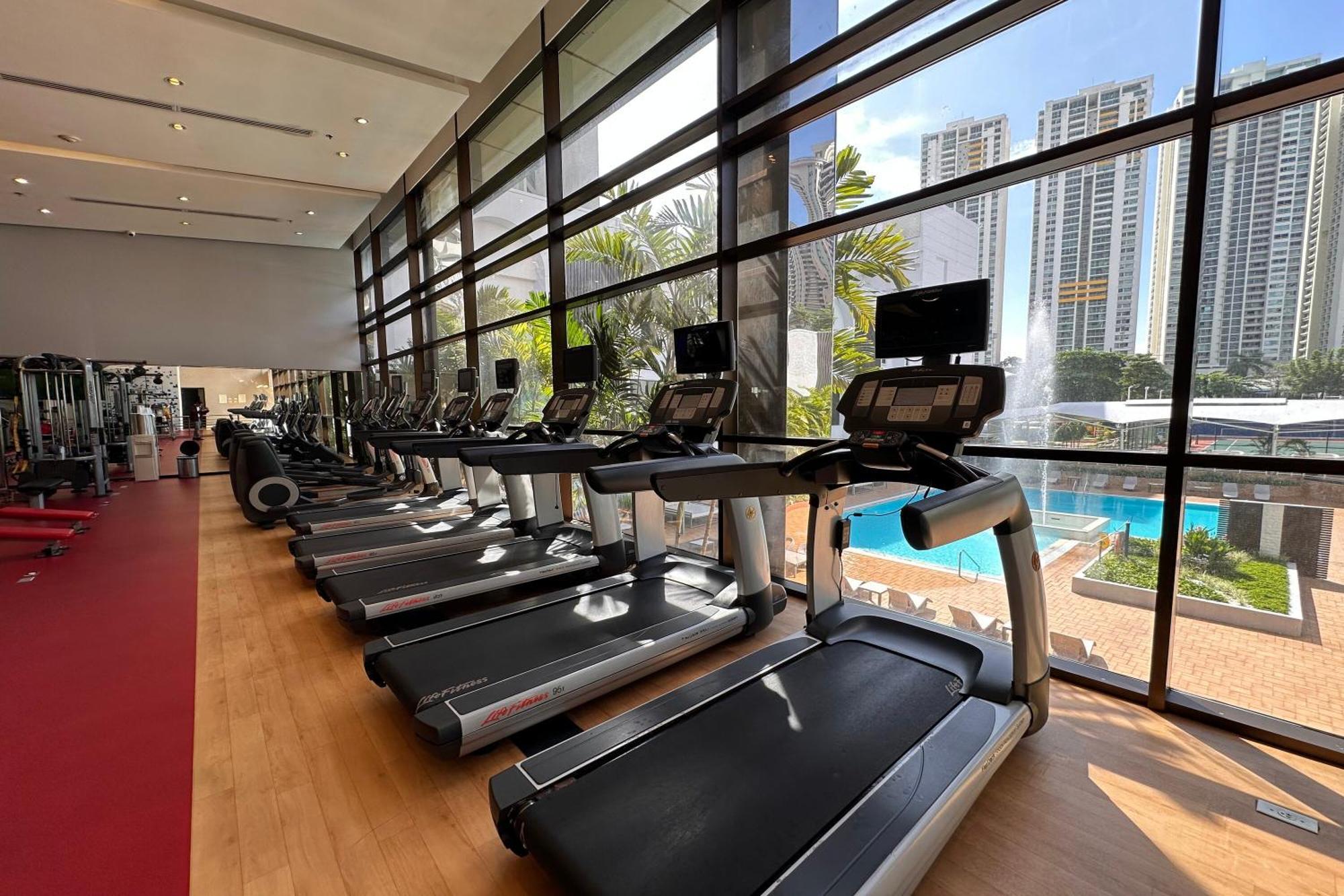 Sheraton Grand Panama Exteriör bild The gym at the clubhouse