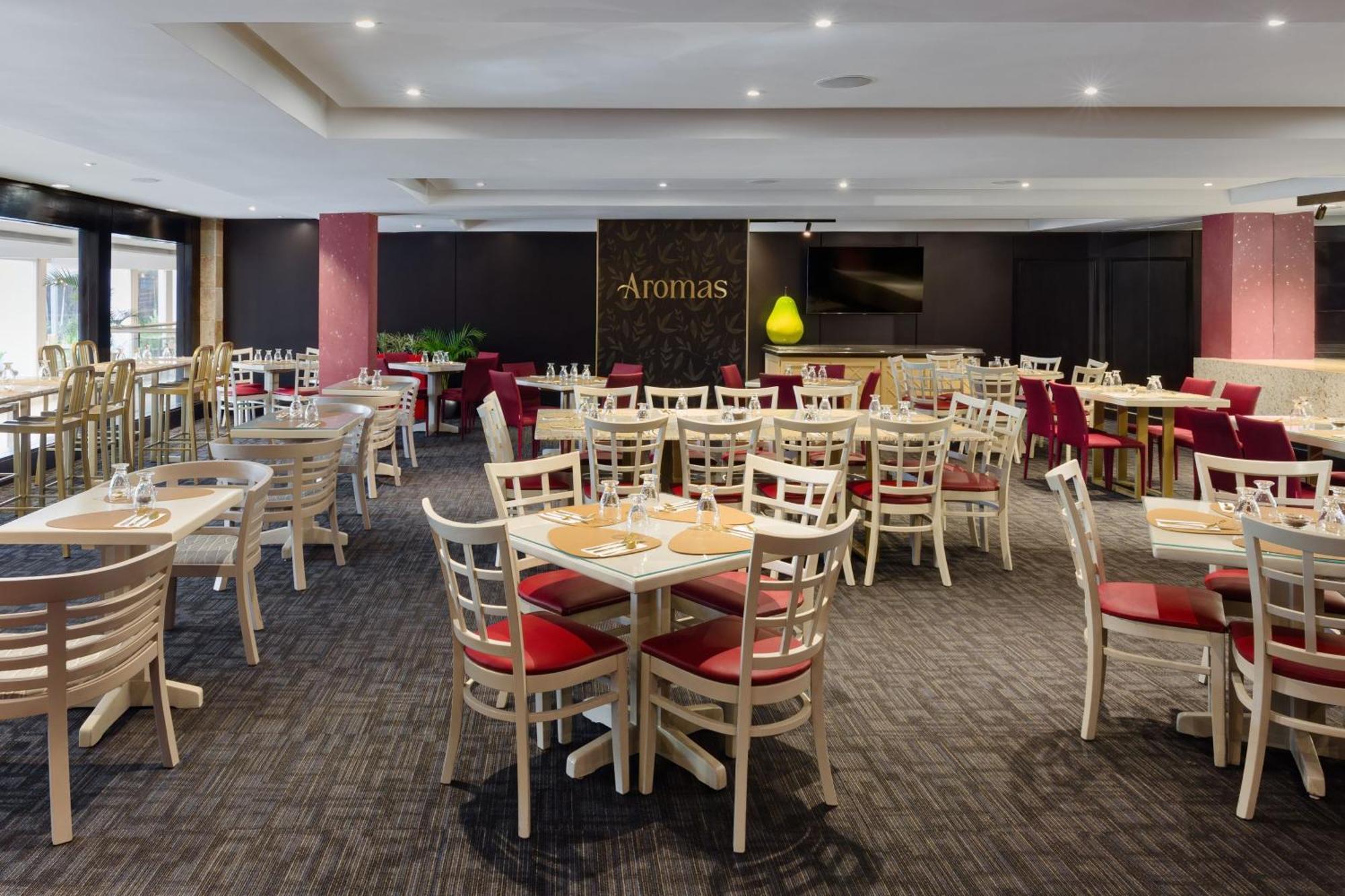 Sheraton Grand Panama Exteriör bild A restaurant in the airport