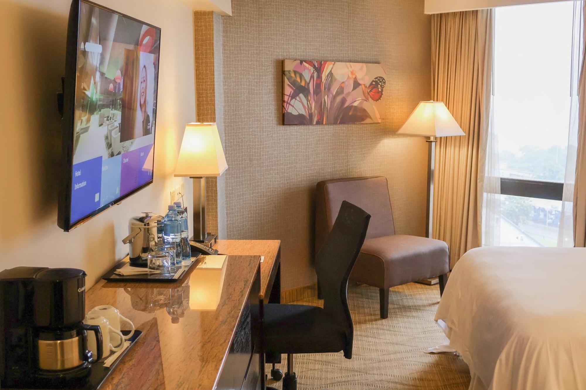 Sheraton Grand Panama Exteriör bild A guest room at the Hilton San Francisco