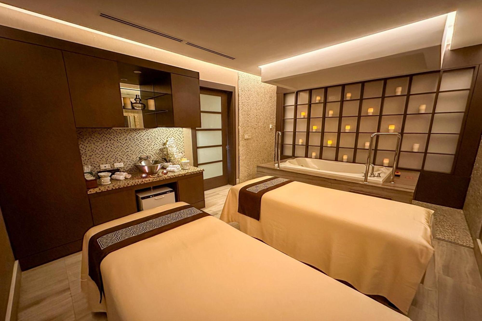 Sheraton Grand Panama Exteriör bild A treatment room at the spa